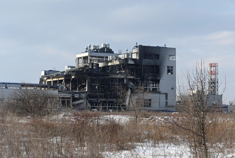 Asap mengepul setelah laporan ledakan dari pabrik serat stapel poliester di Shakhty, Wilayah Rostov, Rusia dalam tangkapan layar yang diperoleh dari video media sosial yang dirilis pada 17 Januari 2024. (Video Obtained by Reuters/via REUTERS)