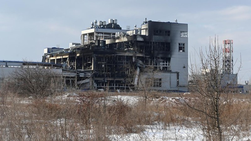 Asap mengepul setelah laporan ledakan dari pabrik serat stapel poliester di Shakhty, Wilayah Rostov, Rusia dalam tangkapan layar yang diperoleh dari video media sosial yang dirilis pada 17 Januari 2024. (Video Obtained by Reuters/via REUTERS)