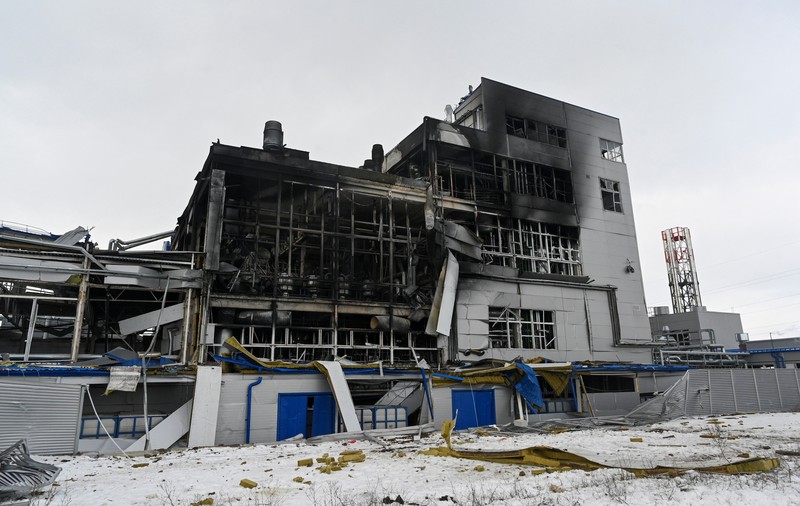 Asap mengepul setelah laporan ledakan dari pabrik serat stapel poliester di Shakhty, Wilayah Rostov, Rusia dalam tangkapan layar yang diperoleh dari video media sosial yang dirilis pada 17 Januari 2024. (Video Obtained by Reuters/via REUTERS)