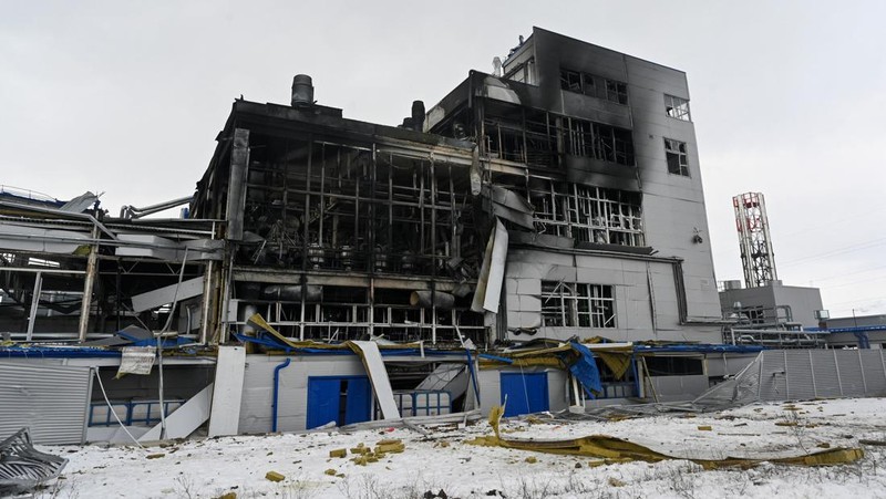 Asap mengepul setelah laporan ledakan dari pabrik serat stapel poliester di Shakhty, Wilayah Rostov, Rusia dalam tangkapan layar yang diperoleh dari video media sosial yang dirilis pada 17 Januari 2024. (Video Obtained by Reuters/via REUTERS)