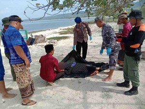 Mayat Perempuan Bersarung Tangan Ungu Ditemukan Mengambang di Selat Bali