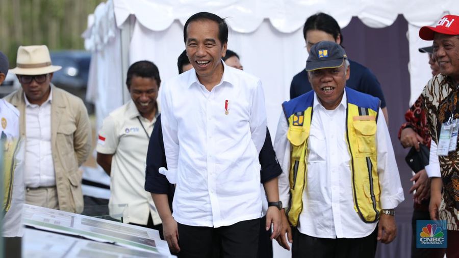 Presiden Joko Widodo mengunjungi Pusat Pelatihan (Training Center) Persatuan Sepak Bola Seluruh Indonesia (PSSI) di Kawasan Ibu Kota Nusantara (IKN), Kabupaten Penajam Paser Utara, Provinsi Kalimantan Timur. (CNBC Indonesia/Tri Susilo)