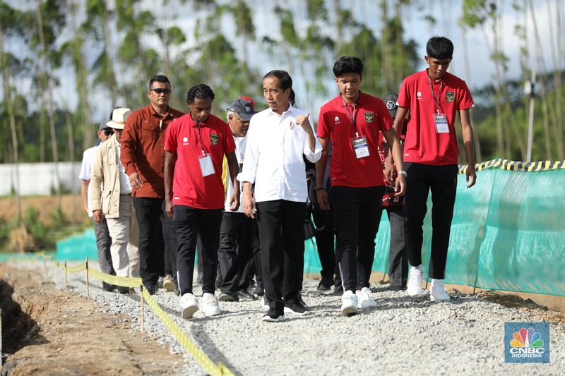 Presiden Joko Widodo mengunjungi Pusat Pelatihan (Training Center) Persatuan Sepak Bola Seluruh Indonesia (PSSI) di Kawasan Ibu Kota Nusantara (IKN), Kabupaten Penajam Paser Utara, Provinsi Kalimantan Timur. (CNBC Indonesia/Tri Susilo) Presiden Joko Widodo mengunjungi Pusat Pelatihan (Training Center) Persatuan Sepak Bola Seluruh Indonesia (PSSI) di Kawasan Ibu Kota Nusantara (IKN), Kabupaten Penajam Paser Utara, Provinsi Kalimantan Timur. (CNBC Indonesia/Tri Susilo)
