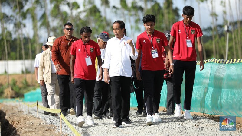 Presiden Joko Widodo mengunjungi Pusat Pelatihan (Training Center) Persatuan Sepak Bola Seluruh Indonesia (PSSI) di Kawasan Ibu Kota Nusantara (IKN), Kabupaten Penajam Paser Utara, Provinsi Kalimantan Timur. (CNBC Indonesia/Tri Susilo)