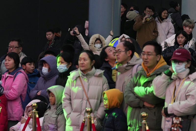 Seorang wanita dan seorang anak duduk di sebuah taman di Beijing, Cina 12 Januari 2024. (REUTERS/Tingshu Wang)