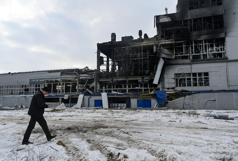 Asap mengepul setelah laporan ledakan dari pabrik serat stapel poliester di Shakhty, Wilayah Rostov, Rusia dalam tangkapan layar yang diperoleh dari video media sosial yang dirilis pada 17 Januari 2024. (Video Obtained by Reuters/via REUTERS)