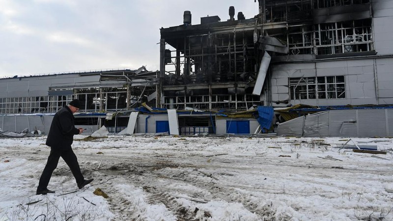 Asap mengepul setelah laporan ledakan dari pabrik serat stapel poliester di Shakhty, Wilayah Rostov, Rusia dalam tangkapan layar yang diperoleh dari video media sosial yang dirilis pada 17 Januari 2024. (Video Obtained by Reuters/via REUTERS)