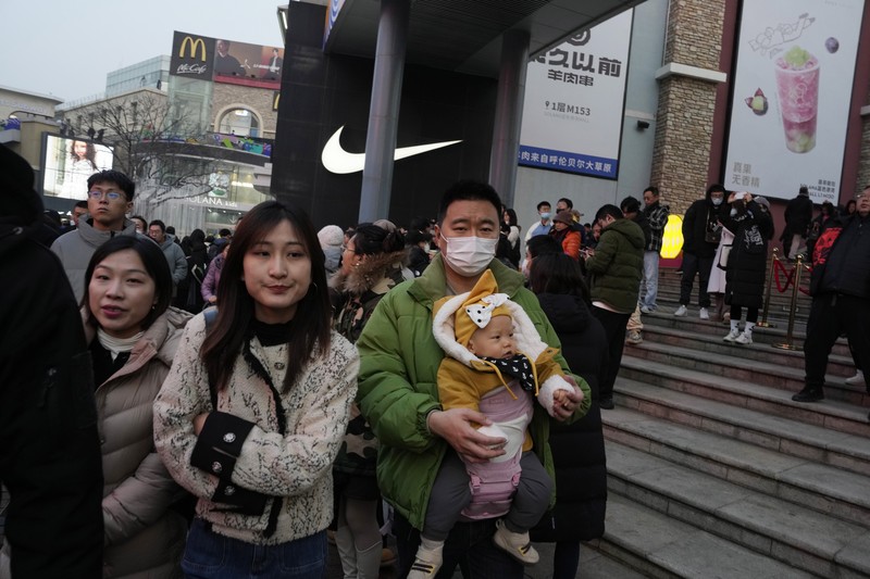 Seorang wanita dan seorang anak duduk di sebuah taman di Beijing, Cina 12 Januari 2024. Seorang wanita dan seorang anak duduk di sebuah taman di Beijing, Cina 12 Januari 2024. (REUTERS/Tingshu Wang)
