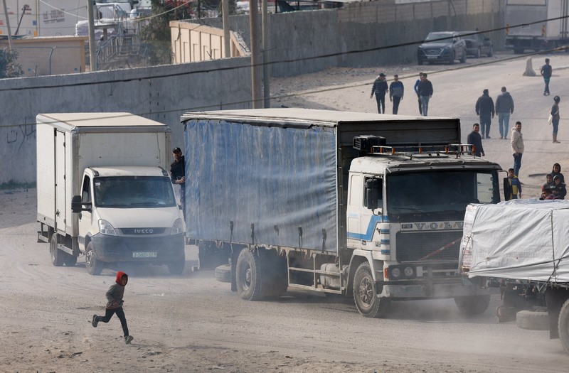 Truk bantuan untuk warga Palestina tiba di Rafah, Jalur Gaza Selatan, Rabu (17/1/2024). (REUTERS/Mohammed Salem)