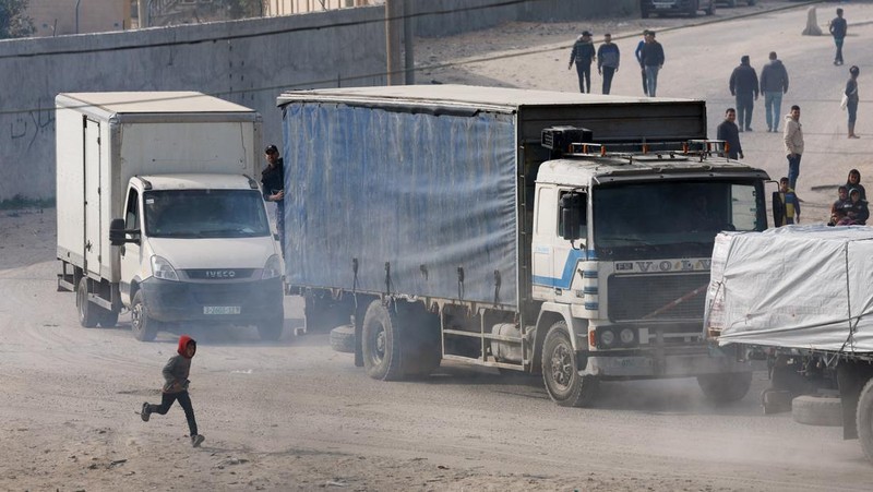 Truk bantuan untuk warga Palestina tiba di Rafah, Jalur Gaza Selatan, Rabu (17/1/2024). (REUTERS/Mohammed Salem)
