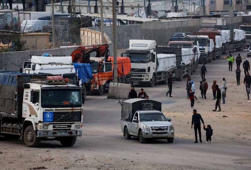 Truk bantuan untuk warga Palestina tiba di Rafah, Jalur Gaza Selatan, Rabu (17/1/2024). (REUTERS/Mohammed Salem)