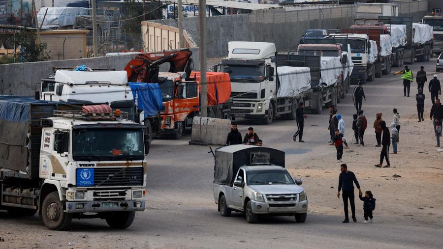 Truk bantuan untuk warga Palestina tiba di Rafah, Jalur Gaza Selatan, Rabu (17/1/2024). (REUTERS/Mohammed Salem)