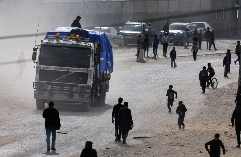 Truk bantuan untuk warga Palestina tiba di Rafah, Jalur Gaza Selatan, Rabu (17/1/2024). (REUTERS/Mohammed Salem)