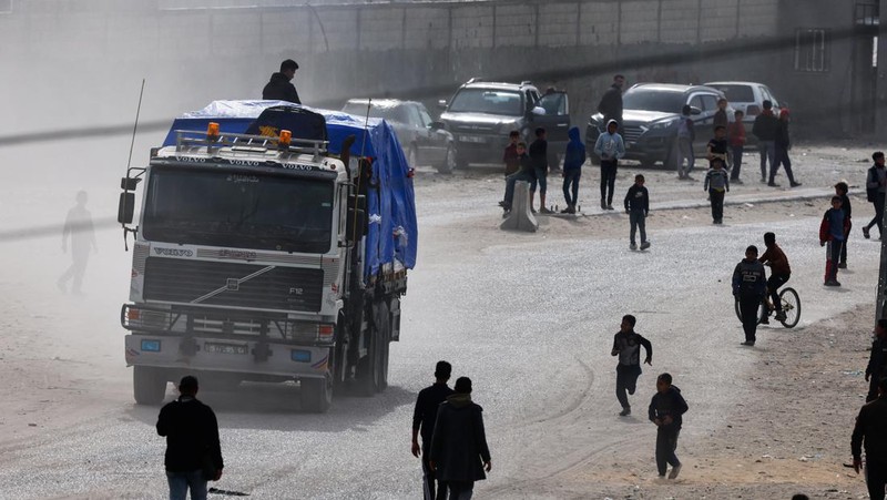 Truk bantuan untuk warga Palestina tiba di Rafah, Jalur Gaza Selatan, Rabu (17/1/2024). (REUTERS/Mohammed Salem)