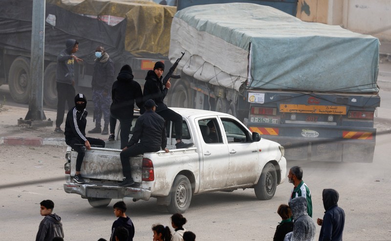 Truk bantuan untuk warga Palestina tiba di Rafah, Jalur Gaza Selatan, Rabu (17/1/2024). (REUTERS/Mohammed Salem)