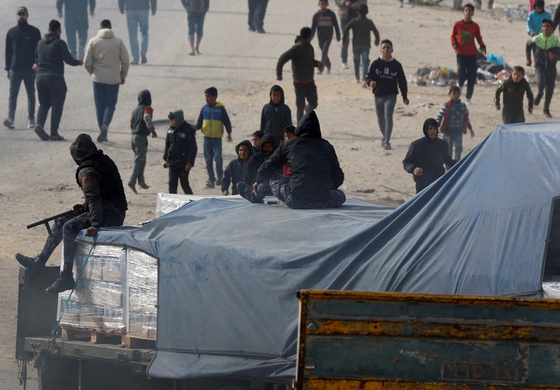 Truk bantuan untuk warga Palestina tiba di Rafah, Jalur Gaza Selatan, Rabu (17/1/2024). (REUTERS/Mohammed Salem)