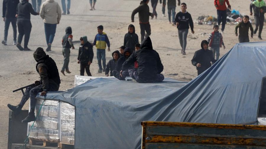 Truk bantuan untuk warga Palestina tiba di Rafah, Jalur Gaza Selatan, Rabu (17/1/2024). (REUTERS/Mohammed Salem)
