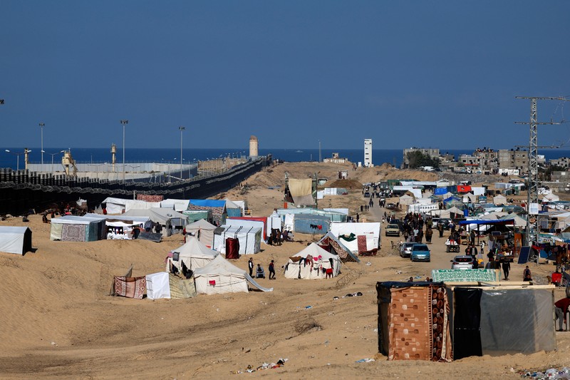 Truk bantuan untuk warga Palestina tiba di Rafah, Jalur Gaza Selatan, Rabu (17/1/2024). (REUTERS/Mohammed Salem)