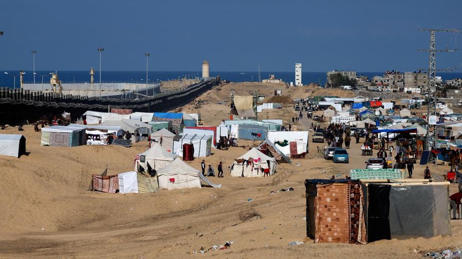 Truk bantuan untuk warga Palestina tiba di Rafah, Jalur Gaza Selatan, Rabu (17/1/2024). (REUTERS/Mohammed Salem)