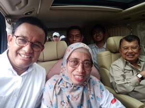 Emak-emak di Bone Nekat Terobos Ajudan demi Foto Selfie Bareng Anies