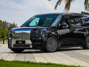 Segini Harga Mobil China Rival Alphard yang Ditiban Truk Molen Cuma Lecet