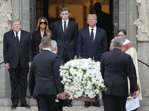 Melania Trump Kenang Sang Ibunda di Acara Pemakaman