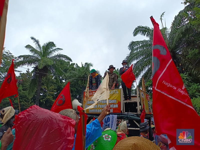 Puluhan petani berdemo di Kantor Kementan. CNBC Indonesia/Martyasari Rizky