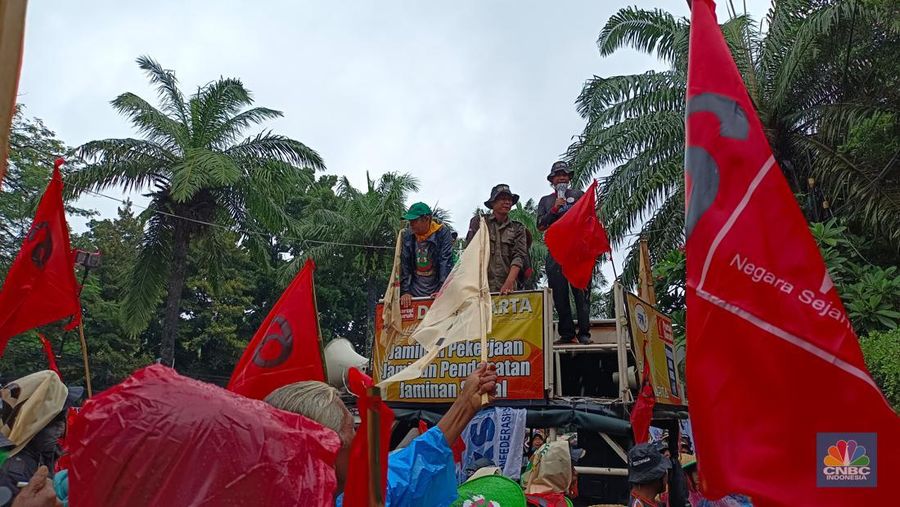 Puluhan petani berdemo di Kantor Kementan. CNBC Indonesia/Martyasari Rizky