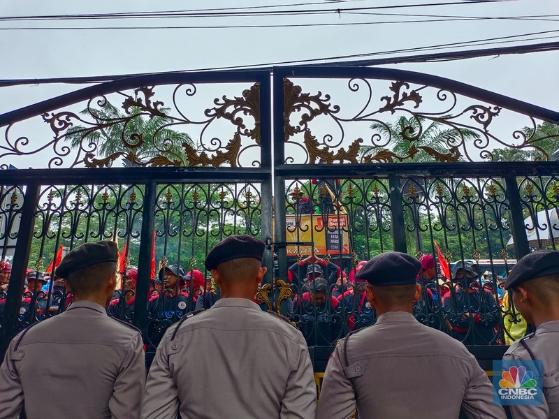 Puluhan petani berdemo di Kantor Kementan. CNBC Indonesia/Martyasari Rizky