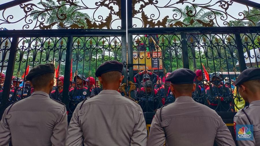 Puluhan petani berdemo di Kantor Kementan. CNBC Indonesia/Martyasari Rizky