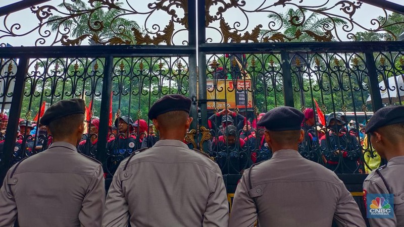 Puluhan petani berdemo di Kantor Kementan. CNBC Indonesia/Martyasari Rizky