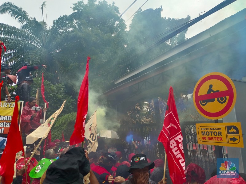 Puluhan petani berdemo di Kantor Kementan. CNBC Indonesia/Martyasari Rizky