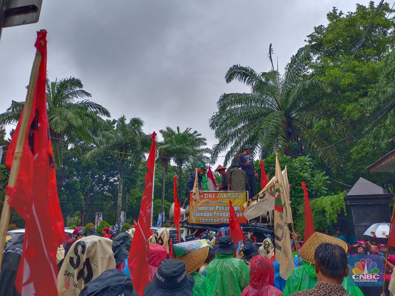 Puluhan petani berdemo di Kantor Kementan. CNBC Indonesia/Martyasari Rizky