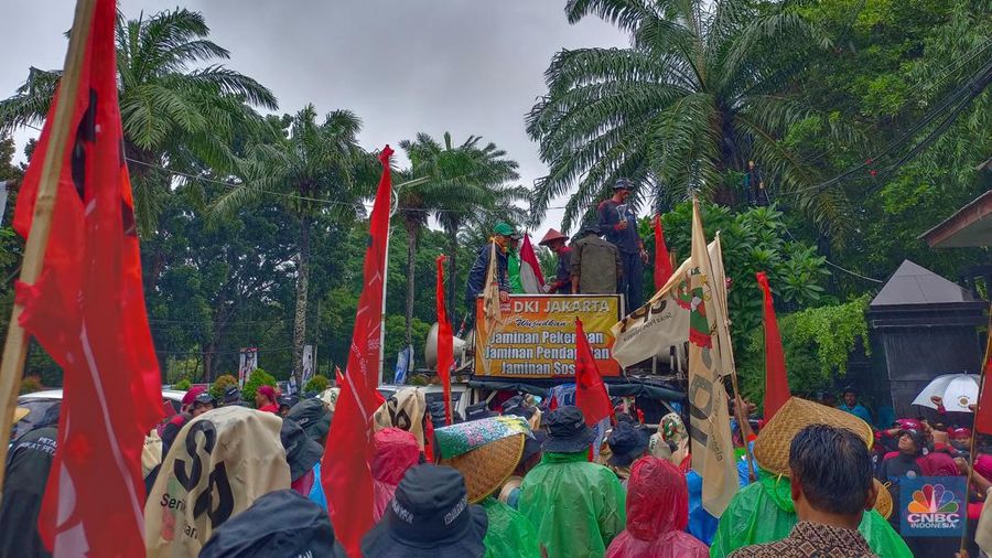 Puluhan petani berdemo di Kantor Kementan. CNBC Indonesia/Martyasari Rizky