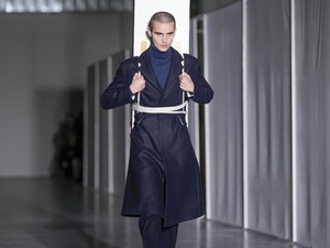 Hidup Lagi Capek-capeknya Malah Lihat Model Viral Catwalk Gendong Beton