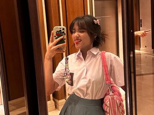 Gaya Fuji Cosplay Jadi Anak SMA Pakai Tas Unik Mirip Kasur, Segini Harganya