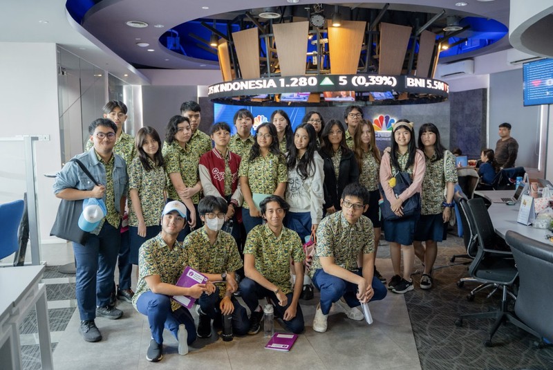 Dalam rangka perlunya literasi keuangan kepada siswa-siswi di Indonesia, Sekolah Perkumpulan Mandiri (SPM) melakukan company visit ke beberapa anak usaha di CT Corp yaitu InvestasiKu by PT Mega Capital Sekuritas, CNBC Indonesia dan Allobank. Acara ini diadakan di Menara Bank Mega, Jakarta pada hari Kamis, 18 Januari 2024 yang dihadiri oleh kurang lebih 20 siswa/i dan 5 guru pendamping. (Ist)