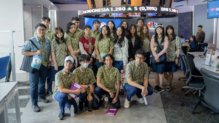 Dalam rangka perlunya literasi keuangan kepada siswa-siswi di Indonesia, Sekolah Perkumpulan Mandiri (SPM) melakukan company visit ke beberapa anak usaha di CT Corp yaitu InvestasiKu by PT Mega Capital Sekuritas, CNBC Indonesia dan Allobank. Acara ini diadakan di Menara Bank Mega, Jakarta pada hari Kamis, 18 Januari 2024 yang dihadiri oleh kurang lebih 20 siswa/i dan 5 guru pendamping. (Ist)