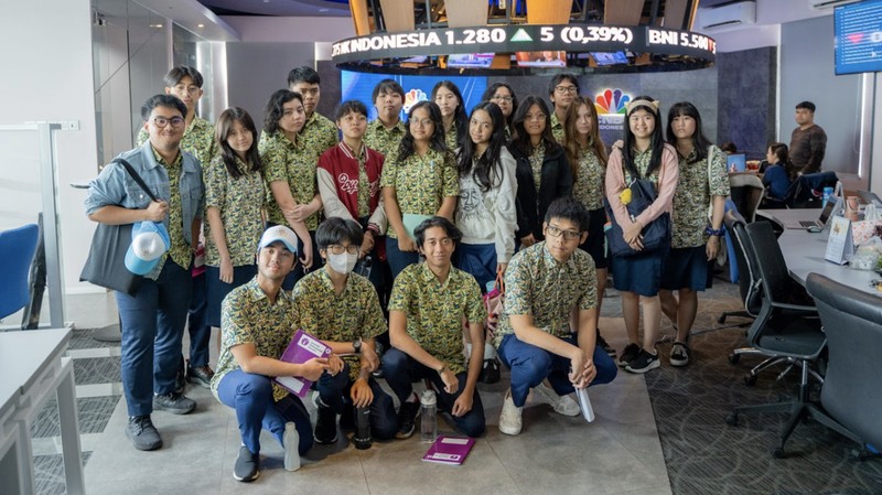 Dalam rangka perlunya literasi keuangan kepada siswa-siswi di Indonesia, Sekolah Perkumpulan Mandiri (SPM) melakukan company visit ke beberapa anak usaha di CT Corp yaitu InvestasiKu by PT Mega Capital Sekuritas, CNBC Indonesia dan Allobank. Acara ini diadakan di Menara Bank Mega, Jakarta pada hari Kamis, 18 Januari 2024 yang dihadiri oleh kurang lebih 20 siswa/i dan 5 guru pendamping. (Ist)