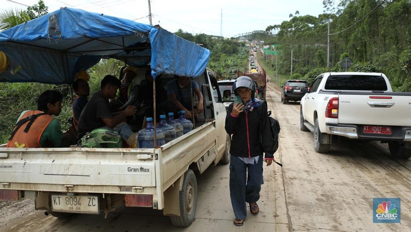 Kepadatan kendaraan proyek di pembangunan Ibu Kota Negara (IKN) Nusantara di Kabupaten Penajam Paser Utara, Kalimantan Timur, Kamis, (19/1/2024). (CNBC Indonesia/Tri Susilo)