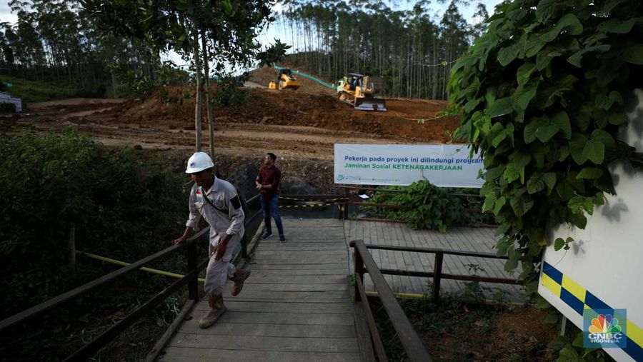 Kesibukan para pekerja proyek pembangunan Ibu Kota Negara (IKN) Nusantara terus dikebut Sepaku, Kabupaten Penajam Paser Utara, Kalimantan Timur, Kamis, (19/1/2024). (CNBC Indonesia/Tri Susilo)