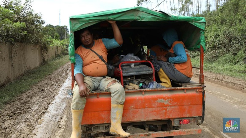 Kepadatan kendaraan proyek di pembangunan Ibu Kota Negara (IKN) Nusantara di Kabupaten Penajam Paser Utara, Kalimantan Timur, Kamis, (19/1/2024). (CNBC Indonesia/Tri Susilo)