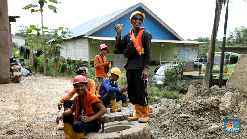 Kepadatan kendaraan proyek di pembangunan Ibu Kota Negara (IKN) Nusantara di Kabupaten Penajam Paser Utara, Kalimantan Timur, Kamis, (19/1/2024). (CNBC Indonesia/Tri Susilo)
