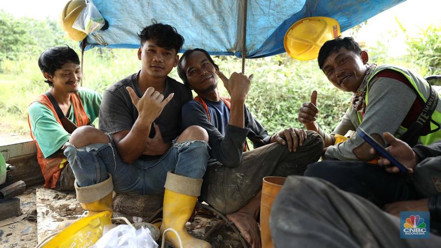 Kepadatan kendaraan proyek di pembangunan Ibu Kota Negara (IKN) Nusantara di Kabupaten Penajam Paser Utara, Kalimantan Timur, Kamis, (19/1/2024). (CNBC Indonesia/Tri Susilo)