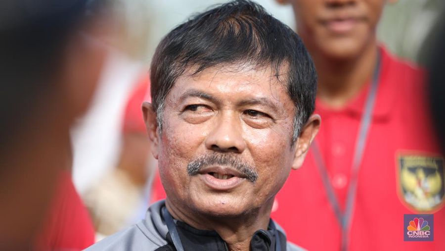 Pelatih Timnas Indonesia, Indra Sjafri meninjau progres pembangunan lapangan sepak bola Training Center PSSI di kawasan Ibu Kota Nusantara (IKN), Rabu (17/1/2024). (CNBC Indonesia/Tri Susilo)