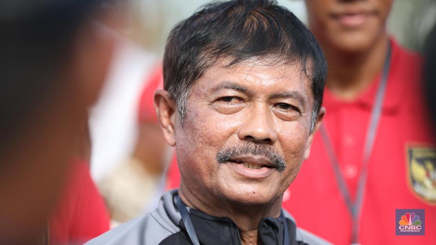 Pelatih Timnas Indonesia, Indra Sjafri meninjau progres pembangunan lapangan sepak bola Training Center PSSI di kawasan Ibu Kota Nusantara (IKN), Rabu (17/1/2024). (CNBC Indonesia/Tri Susilo)