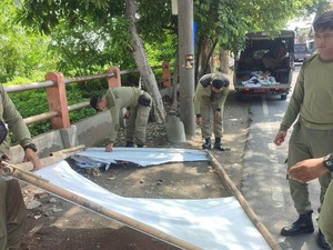 Puluhan Baliho Doyong di Surabaya Diturunkan Antisipasi Musim Hujan