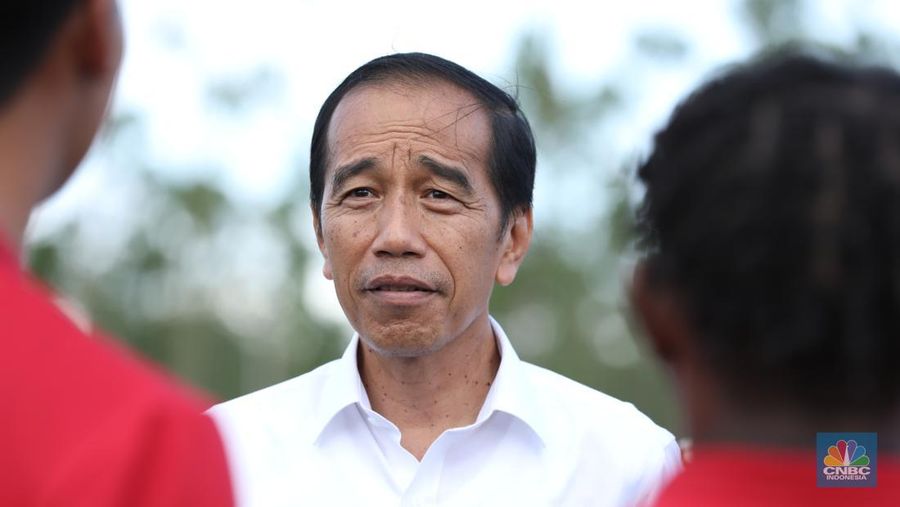 Presiden Joko Widodo saat berkunjung ke Ibu Kota Nusantara (IKN) di Sepaku, Kabupaten Penajam Paser Utara, Kalimantan Timur, Kamis, (19/1/2024). (CNBC Indonesia/Tri Susilo)