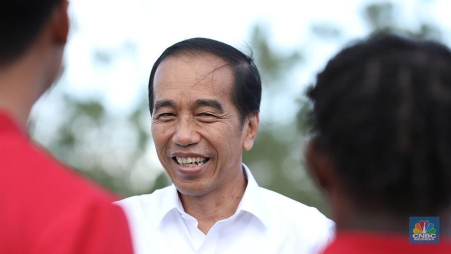 Presiden Joko Widodo saat berkunjung ke Ibu Kota Nusantara (IKN) di Sepaku, Kabupaten Penajam Paser Utara, Kalimantan Timur, Kamis, (19/1/2024). (CNBC Indonesia/Tri Susilo)