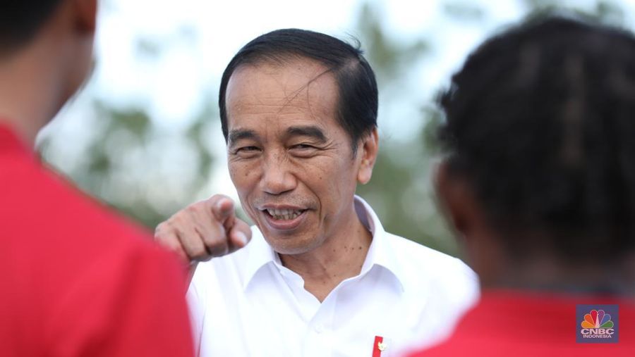 Presiden Joko Widodo saat berkunjung ke Ibu Kota Nusantara (IKN) di Sepaku, Kabupaten Penajam Paser Utara, Kalimantan Timur, Kamis, (19/1/2024). (CNBC Indonesia/Tri Susilo)
